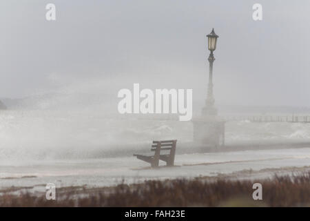 Sandbänke, Poole, Dorset, UK. 30. Dezember 2015. UK-Wetter: Sturm Frank trifft Küste von Dorset und schafft große Wellen auf Sandbänken mit starken Winden von 56 km/h und Flut verursacht Überschwemmungen Credit: Carolyn Jenkins/Alamy Live News Stockfoto