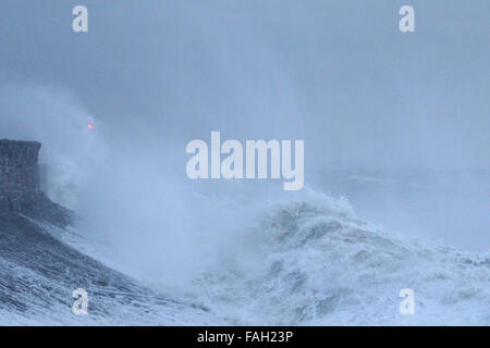 Porthcawl, Großbritannien. 30. Dezember 2015. UK-Wetter: Massive Wellen Teig Küste Porthcawl, Südwales, heute Morgen, als Sturm Frank trifft. Bildnachweis: Andrew Bartlett/Alamy Live-Nachrichten Stockfoto