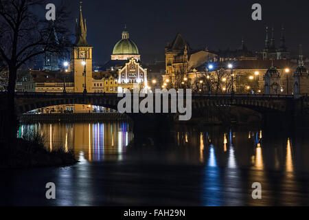 Nacht Stadtbild von Prag, die Moldau und die historische Altstadt. Stockfoto