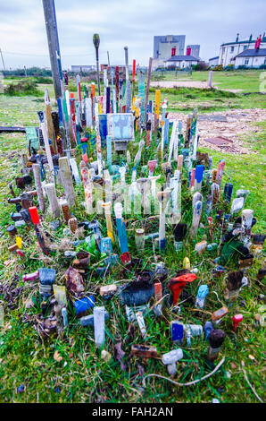 Treibgut kunst Dungeness ist eine große Weite der Schindel Grate an der südlichen Küste von Kent. Bewohner leben auf kleinen Parzellen oft sammelt Treibgut Stockfoto