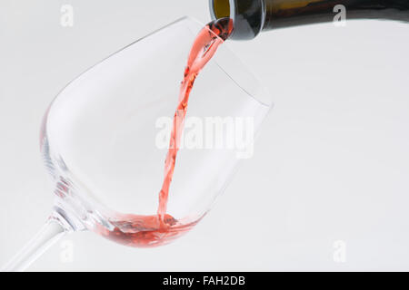 Wein wird in das Glas gegossen wird. Stockfoto