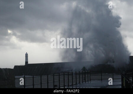 Porthcawl, Großbritannien. 30. Dezember 2015. UK-Wetter: Massive Wellen Teig Küste Porthcawl, Südwales, heute Morgen, als Sturm Frank trifft. Bildnachweis: Andrew Bartlett/Alamy Live-Nachrichten Stockfoto