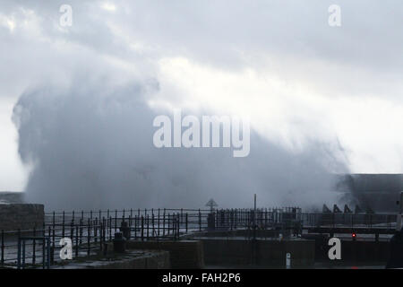 Porthcawl, Großbritannien. 30. Dezember 2015. UK-Wetter: Massive Wellen Teig Küste Porthcawl, Südwales, heute Morgen, als Sturm Frank trifft. Bildnachweis: Andrew Bartlett/Alamy Live-Nachrichten Stockfoto