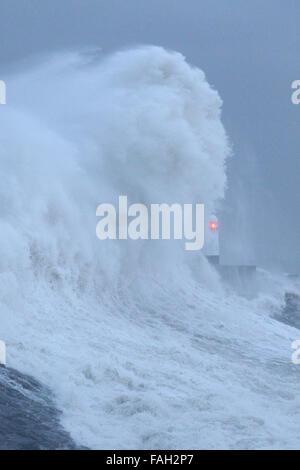 Porthcawl, Großbritannien. 30. Dezember 2015. UK-Wetter: Massive Wellen Teig Küste Porthcawl, Südwales, heute Morgen, als Sturm Frank trifft. Bildnachweis: Andrew Bartlett/Alamy Live-Nachrichten Stockfoto