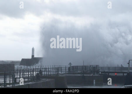 Porthcawl, Großbritannien. 30. Dezember 2015. UK-Wetter: Massive Wellen Teig Küste Porthcawl, Südwales, heute Morgen, als Sturm Frank trifft. Bildnachweis: Andrew Bartlett/Alamy Live-Nachrichten Stockfoto