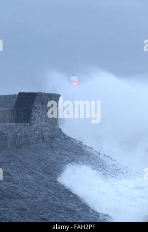 Porthcawl, Großbritannien. 30. Dezember 2015. UK-Wetter: Massive Wellen Teig Küste Porthcawl, Südwales, heute Morgen, als Sturm Frank trifft. Bildnachweis: Andrew Bartlett/Alamy Live-Nachrichten Stockfoto