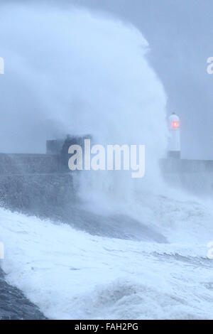 Porthcawl, Großbritannien. 30. Dezember 2015. UK-Wetter: Massive Wellen Teig Küste Porthcawl, Südwales, heute Morgen, als Sturm Frank trifft. Bildnachweis: Andrew Bartlett/Alamy Live-Nachrichten Stockfoto