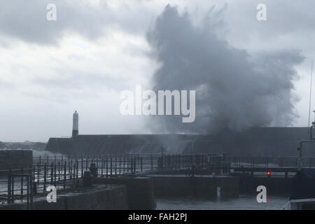 Porthcawl, Großbritannien. 30. Dezember 2015. UK-Wetter: Massive Wellen Teig Küste Porthcawl, Südwales, heute Morgen, als Sturm Frank trifft. Bildnachweis: Andrew Bartlett/Alamy Live-Nachrichten Stockfoto