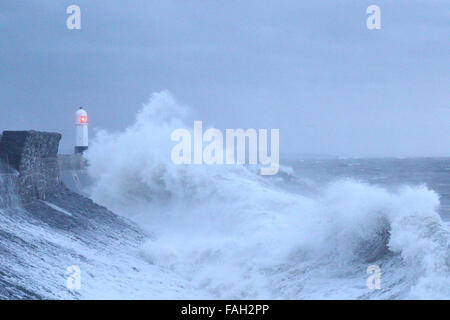 Porthcawl, Großbritannien. 30. Dezember 2015. UK-Wetter: Massive Wellen Teig Küste Porthcawl, Südwales, heute Morgen, als Sturm Frank trifft. Bildnachweis: Andrew Bartlett/Alamy Live-Nachrichten Stockfoto