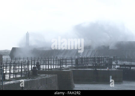 Porthcawl, Großbritannien. 30. Dezember 2015. UK-Wetter: Massive Wellen Teig Küste Porthcawl, Südwales, heute Morgen, als Sturm Frank trifft. Bildnachweis: Andrew Bartlett/Alamy Live-Nachrichten Stockfoto