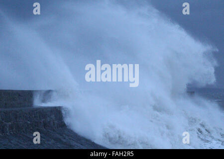 Porthcawl, Großbritannien. 30. Dezember 2015. UK-Wetter: Massive Wellen Teig Küste Porthcawl, Südwales, heute Morgen, als Sturm Frank trifft. Bildnachweis: Andrew Bartlett/Alamy Live-Nachrichten Stockfoto