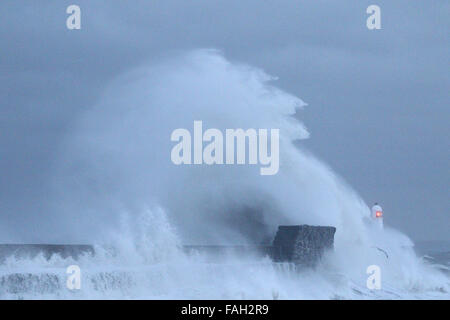 Porthcawl, Großbritannien. 30. Dezember 2015. UK-Wetter: Massive Wellen Teig Küste Porthcawl, Südwales, heute Morgen, als Sturm Frank trifft. Bildnachweis: Andrew Bartlett/Alamy Live-Nachrichten Stockfoto