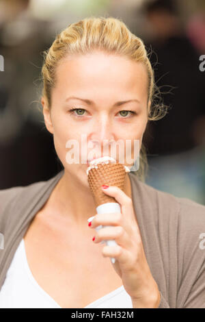 Lady lecken Eis. Stockfoto