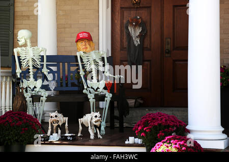 Eine komische Donald Trump Maske auf einer Halloween Skelett Veranda Dekoration vor einem Haus in New Hope, Pennsylvania, Nordamerika Stockfoto