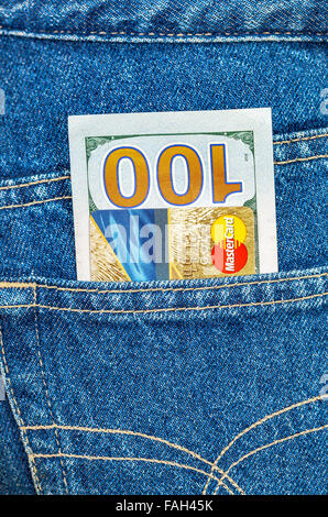 Kreditkarte MasterCard mit US-Dollar ragte aus der hinteren Hosentasche Stockfoto