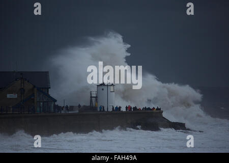 Porthcawl, South Wales, UK, 30. Dezember 2015. Riesige Wellen vom Sturm Frank Teig Porthcawl Meer. Süd-Wales, UK. Stockfoto