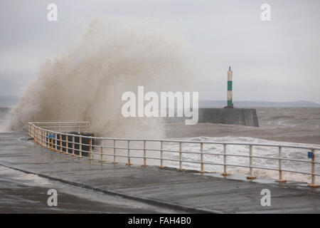 Aberystwyth, Großbritannien. 30. Dezember 2015. UK-Wetter: Sturm Frank bringt noch mehr Überschwemmungen Elend in das Vereinigte Königreich heute mit sintflutartigen Regenfällen und orkanartigen Böen. Dies war Sturm Frank trifft die Küste von Aberystwyth früher Credit: Elgan Griffiths/Alamy Live News Stockfoto