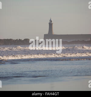 Das Pier und den Leuchtturm bei Tynemouth in England. Nordsee Wellen brechen gegen die Mole. Stockfoto