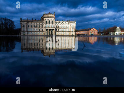 Ludwigslust-Palast, auch bekannt als das "Versailles des Nordens", spiegelt sich das Wasser der großen Kaskade in Ludwigslust, Deutschland, 21. Dezember 2015. Die Umbauarbeiten im Inneren des Palastes vor fünf Jahren wird voraussichtlich im März 2016 abgeschlossen sein. Das Publikum und Wohn Kammern im Ostflügel der ehemaligen herzoglichen Residenz wurden renoviert, der goldene Saal strukturell verbessert und die Ausstellung und die Gemäldegalerie neu gestaltet. Foto: JENS Büttner/dpa Stockfoto