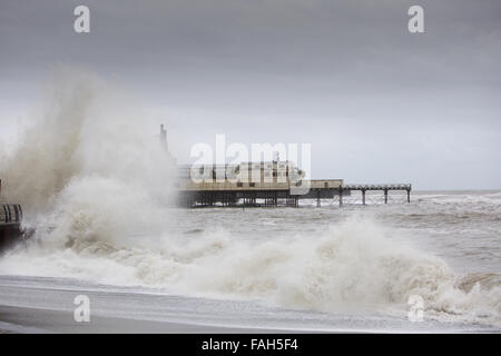 Aberystwyth, Großbritannien. 30. Dezember 2015. UK-Wetter: Sturm Frank bringt noch mehr Überschwemmungen Elend in das Vereinigte Königreich heute mit sintflutartigen Regenfällen und orkanartigen Böen. Dies war Sturm Frank trifft die Küste von Aberystwyth früher Credit: Elgan Griffiths/Alamy Live News Stockfoto