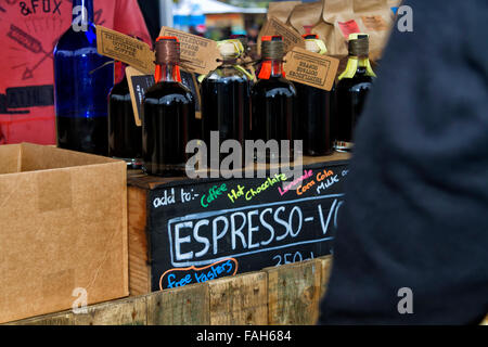 Saisonale Getränke zum Verkauf, Weihnachtsmarkt, Jimmys Farm, Ipswich, Suffolk, UK, Dezember 2015 Stockfoto