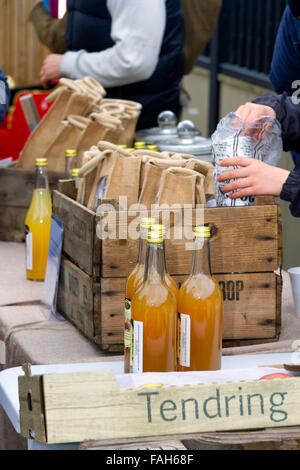 Saisonale Getränke zum Verkauf, Weihnachtsmarkt, Jimmys Farm, Ipswich, Suffolk, UK, Dezember 2015 Stockfoto