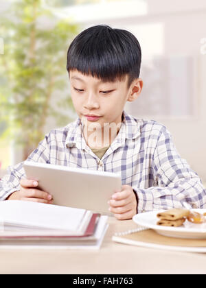 asiatische junge mit ipad Stockfoto