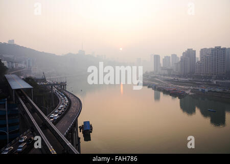 Eine Ansicht der Stadt Chongqing und der Yangtze-Fluss während des Sonnenuntergangs Stockfoto