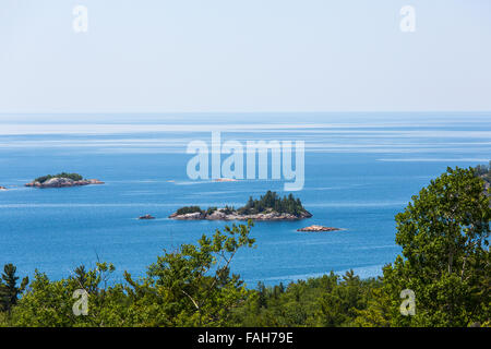 Kleine Insel im Lake Superior entlang Highway 17 in Ontario Kanada Stockfoto