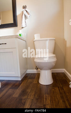 Neue, moderne WC im Bad installiert. Stockfoto