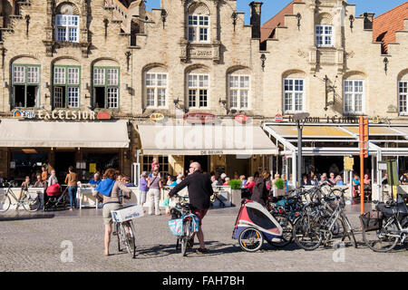 Fahrräder parken außerhalb Restaurants im Renaissance Stil Altbau um Marktplatz. Grote Markt Veurne Belgien Stockfoto