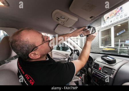 Änderungen der DIP Rückspiegel in einer Kfz-Werkstatt. Stockfoto