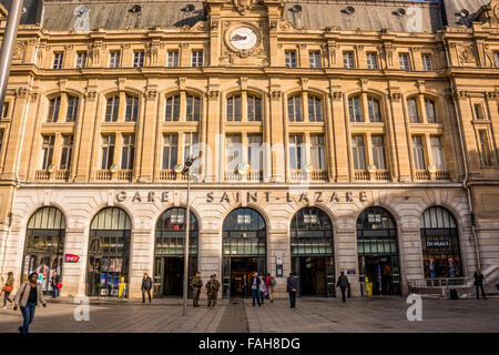 Zug Bahnhof Saint Lazare in Paris Frankreich Stockfoto