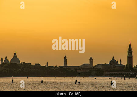 Atemberaubenden goldenen Sonnenuntergang über der Stadt Venedig Italien Stockfoto