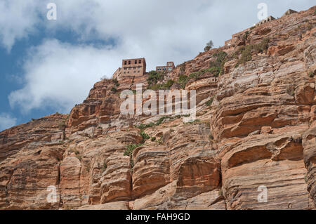 Rote Felsen und dekoriert alte Häuser, Kawkaban, nordwestlich von Sana ' a, befestigte Stadt, Dorf, Republik Jemen, Alltag Stockfoto