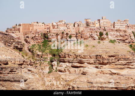 Rote Felsen und dekoriert alte Häuser, Kawkaban, nordwestlich von Sana ' a, befestigte Stadt, Dorf, Republik Jemen, Alltag Stockfoto