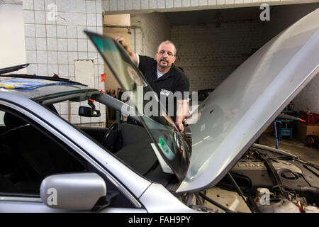 Ersetzen Sie die Windschutzscheibe in eine Autowerkstatt Glas. Stockfoto