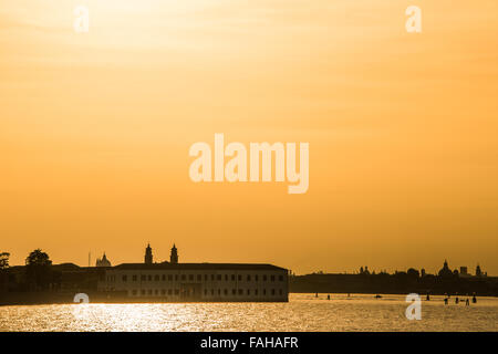 Atemberaubenden Sonnenuntergang über der Stadt Venedig Italien Stockfoto