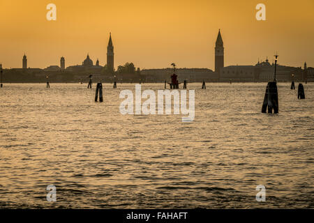 Atemberaubenden Sonnenuntergang über der Stadt Venedig Italien Stockfoto