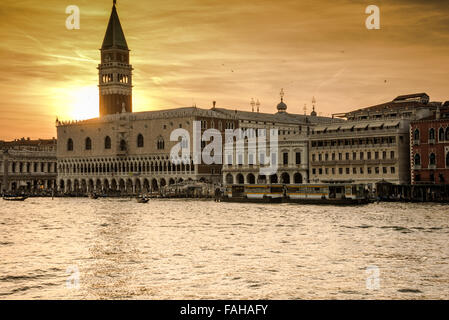 Atemberaubenden Sonnenuntergang über der Stadt Venedig Italien Stockfoto