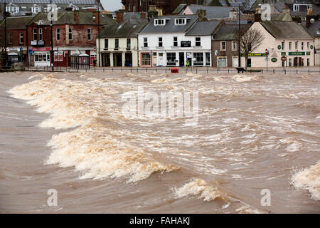 Whitesands, Dumfries, Scotland, UK. 30. Dezember 2015. 30.12.15 Suche über die Glückshaube an den überfluteten Eigenschaften auf die Whitesands, Dumfries, Scotland Kredit: South West Bilder Schottland/Alamy Live News Stockfoto