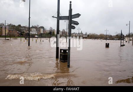 Whitesands, Dumfries, Scotland, UK. 30. Dezember 2015. 30.12.15 Fluss Nith Überschwemmungen Eigenschaften auf die Whitesands, Dumfries, Scotland Kredit: South West Bilder Schottland/Alamy Live News Stockfoto