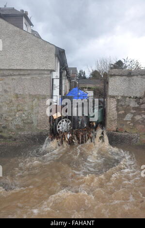 Bilder, die während der Evakuierung von Ballater während Sturm Frank, 2015, Flooding, Dorf Stockfoto