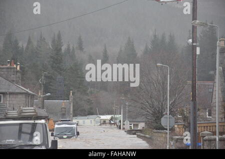 Bilder, die während der Evakuierung von Ballater während Sturm Frank, 2015, Flooding, Dorf Stockfoto