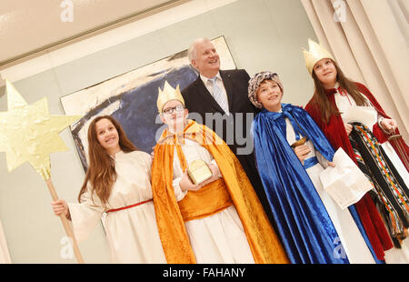 München, Deutschland. 30. Dezember 2015. Horst Seehofer (C), Premier des deutschen Staates Bayern, posiert für ein Gruppenfoto mit star Sänger in der Staatskanzlei in München, 30. Dezember 2015. Seehofer erhalten vier Gruppen von star Sänger aus dem Bistum Würzburg. Foto: TOBIAS HASE/Dpa/Alamy Live News Stockfoto