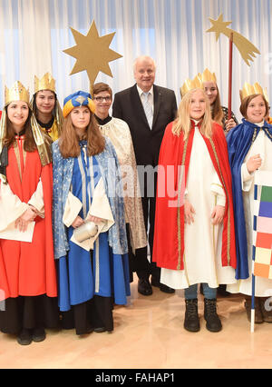 München, Deutschland. 30. Dezember 2015. Horst Seehofer (C), Premier des deutschen Staates Bayern, posiert für ein Gruppenfoto mit star Sänger in der Staatskanzlei in München, 30. Dezember 2015. Seehofer erhalten vier Gruppen von star Sänger aus dem Bistum Würzburg. Foto: TOBIAS HASE/Dpa/Alamy Live News Stockfoto