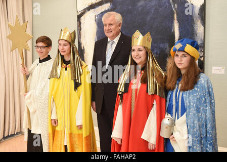 München, Deutschland. 30. Dezember 2015. Horst Seehofer (C), Premier des deutschen Staates Bayern, posiert für ein Gruppenfoto mit star Sänger in der Staatskanzlei in München, 30. Dezember 2015. Seehofer erhalten vier Gruppen von star Sänger aus dem Bistum Würzburg. Foto: TOBIAS HASE/Dpa/Alamy Live News Stockfoto