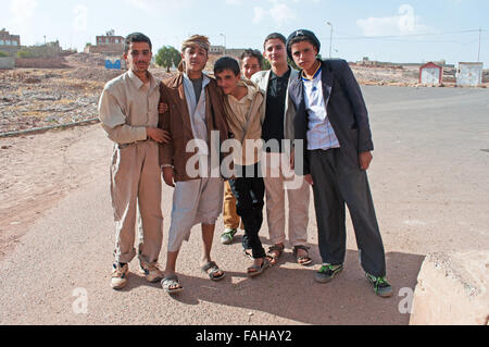 Jemen, die Menschen und das tägliche Leben der verschiedenen Kulturen: jemenitische Jungen in den Straßen von Kawkaban, befestigte Stadt nordwestlich von Sana'a Stockfoto