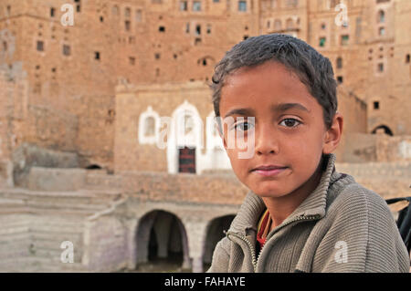 Jemenitische Kind in Hababa, befestigte Stadt nordwestlich von Sana ' a, Zisterne, Dorf, Republik Jemen, Alltag Stockfoto