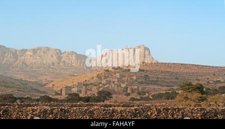 Befestigte Stadt im Nordwesten von Sana ' a, roten Felsen, alten Mauern, Berge, Kawkaban, þula, Hababa, Jemen Stockfoto